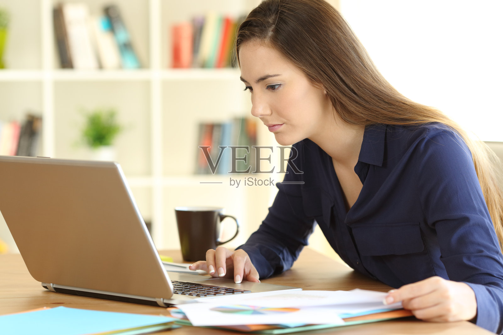 集中的个体经营者在家工作照片摄影图片