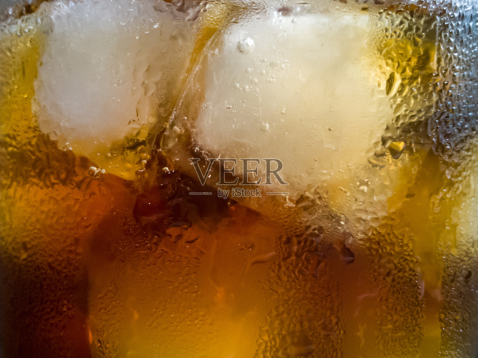 玻璃杯的边缘上有一滴水。照片摄影图片