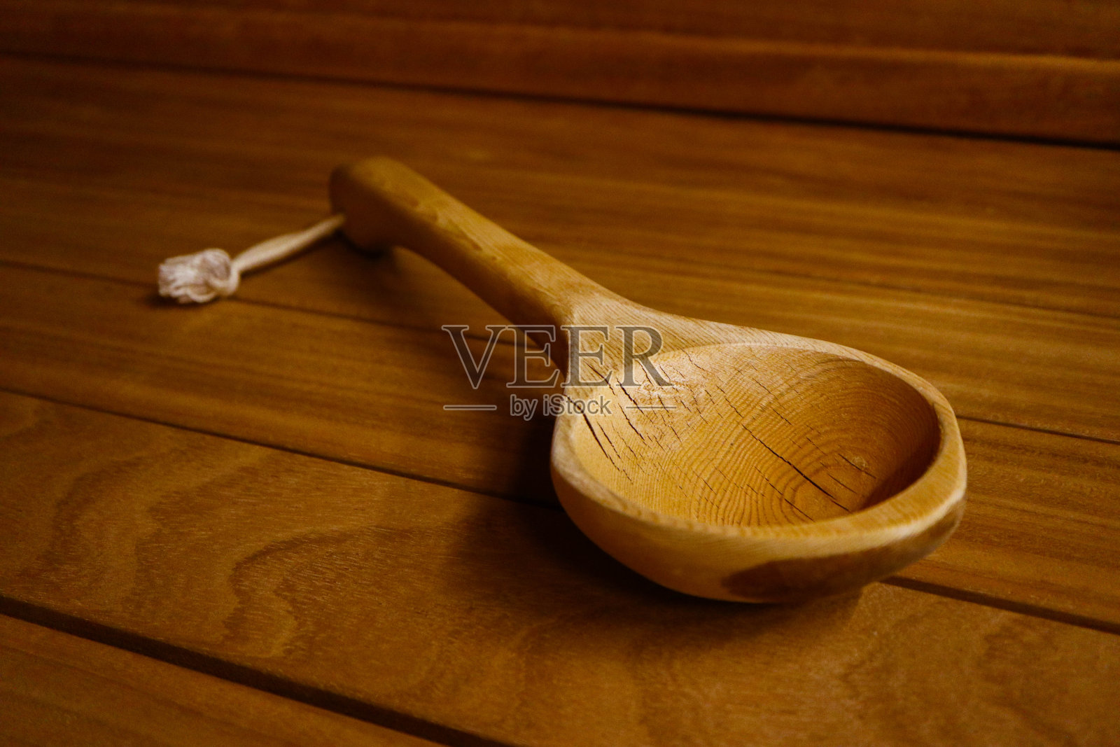 桑拿设备木勺，特写。温泉浴室内部的木勺。照片摄影图片