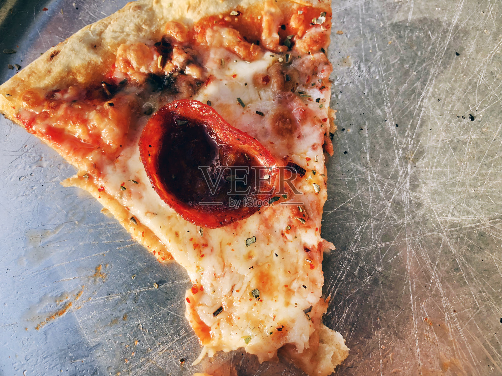 提供美味的披萨。披萨。铁盘上的披萨照片摄影图片