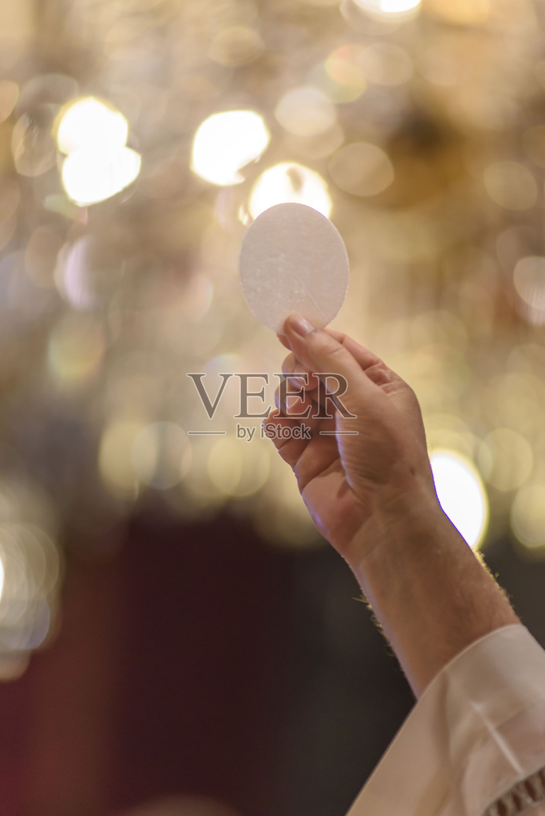 在基督教弥撒的圣餐仪式上照片摄影图片