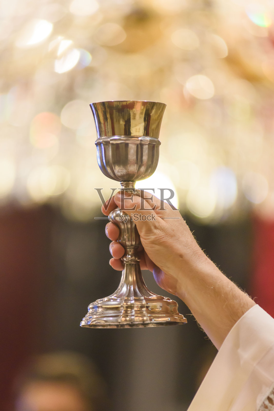 在基督教弥撒的圣餐仪式上照片摄影图片