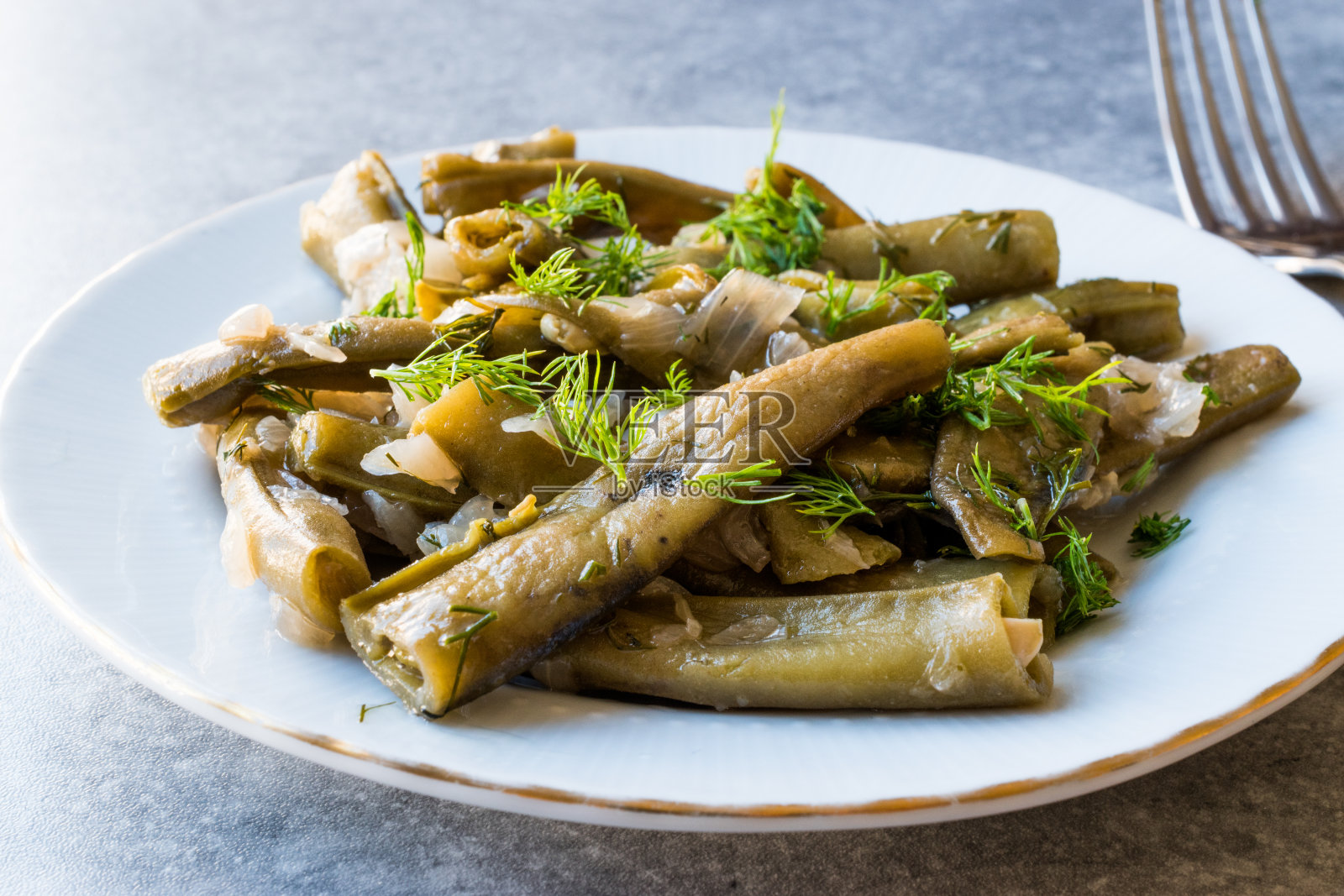 土耳其食品蚕豆与橄榄油和莳萝/ Zeytinyagli Bakla。照片摄影图片