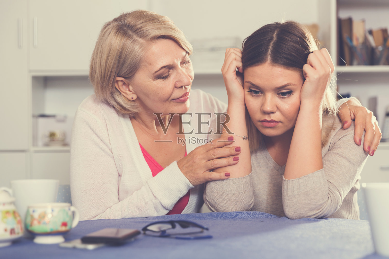 母亲安慰成年的女儿照片摄影图片