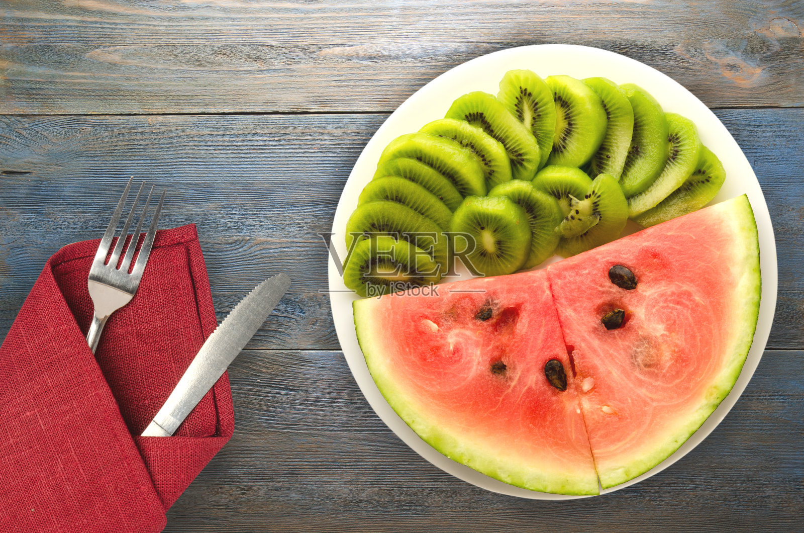 西瓜和猕猴桃切片放在盘子里照片摄影图片