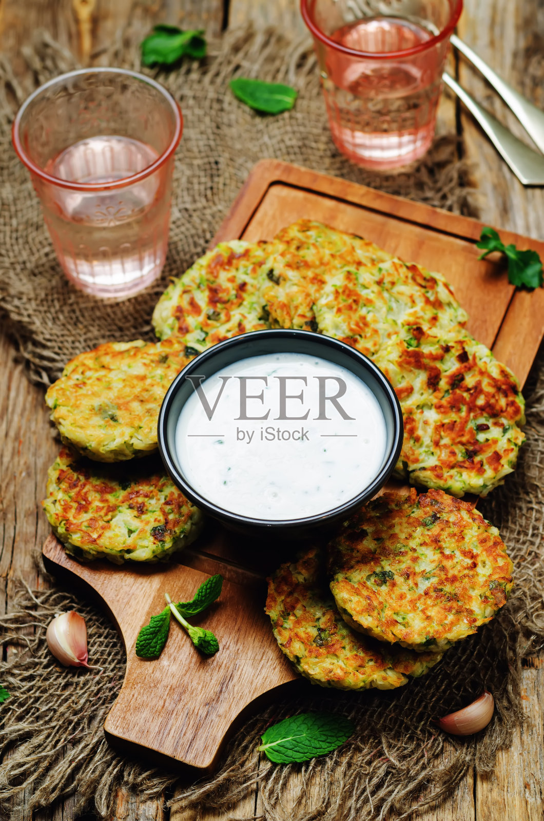 花椰菜甘薯饼配希腊酸奶薄荷酱照片摄影图片