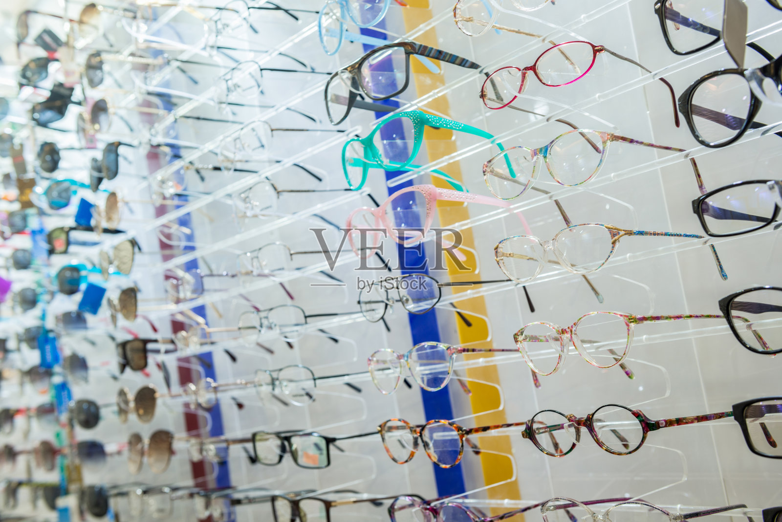 眼镜放在架子上照片摄影图片