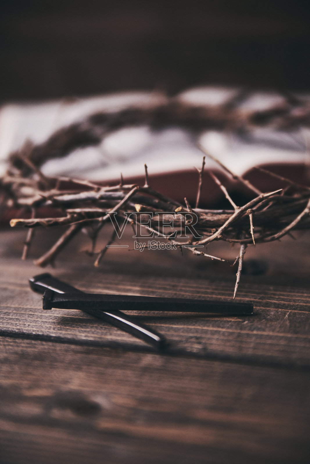 荆棘王冠和钉钉圣经照片摄影图片