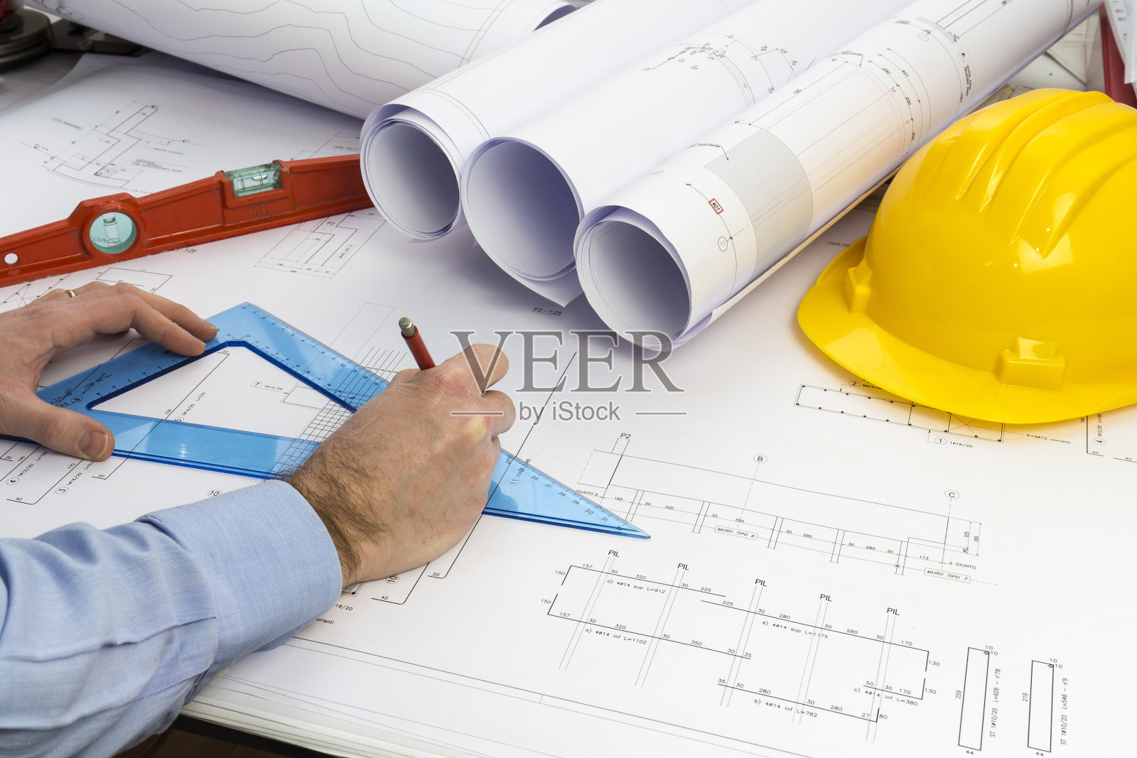 建筑设计：带有项目图纸的办公桌照片摄影图片