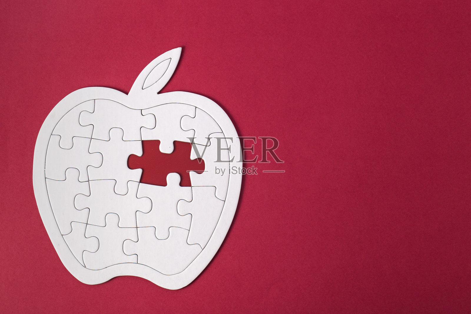 蓝色背景上的白色拼图细节。拼图是由小块拼成的拼图。心形的细节。照片摄影图片