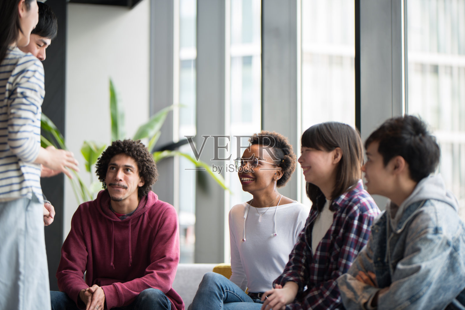 不同种族的人一起在共同的工作空间里工作照片摄影图片