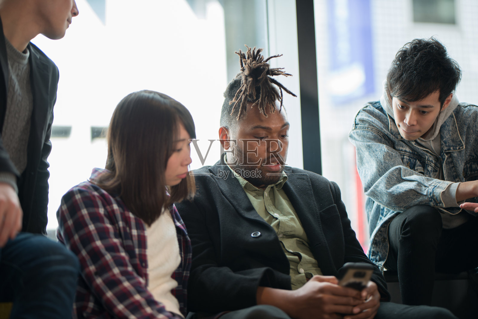 不同种族的人一起在共同的工作空间里工作照片摄影图片