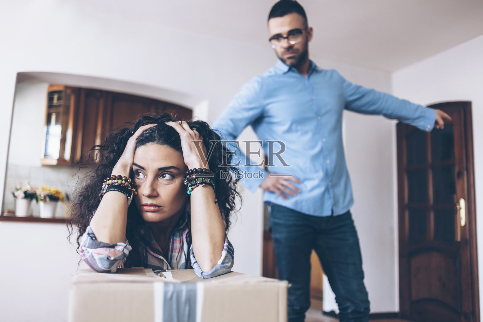 男人将妻子赶出家门照片摄影图片