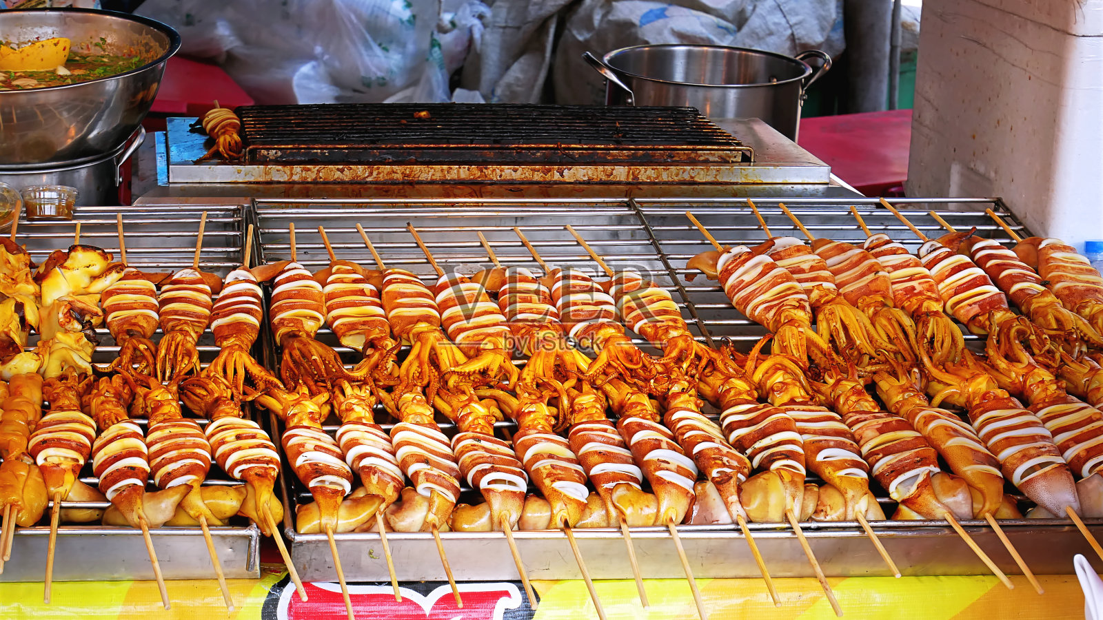 美味的辣酱烤鱿鱼照片摄影图片