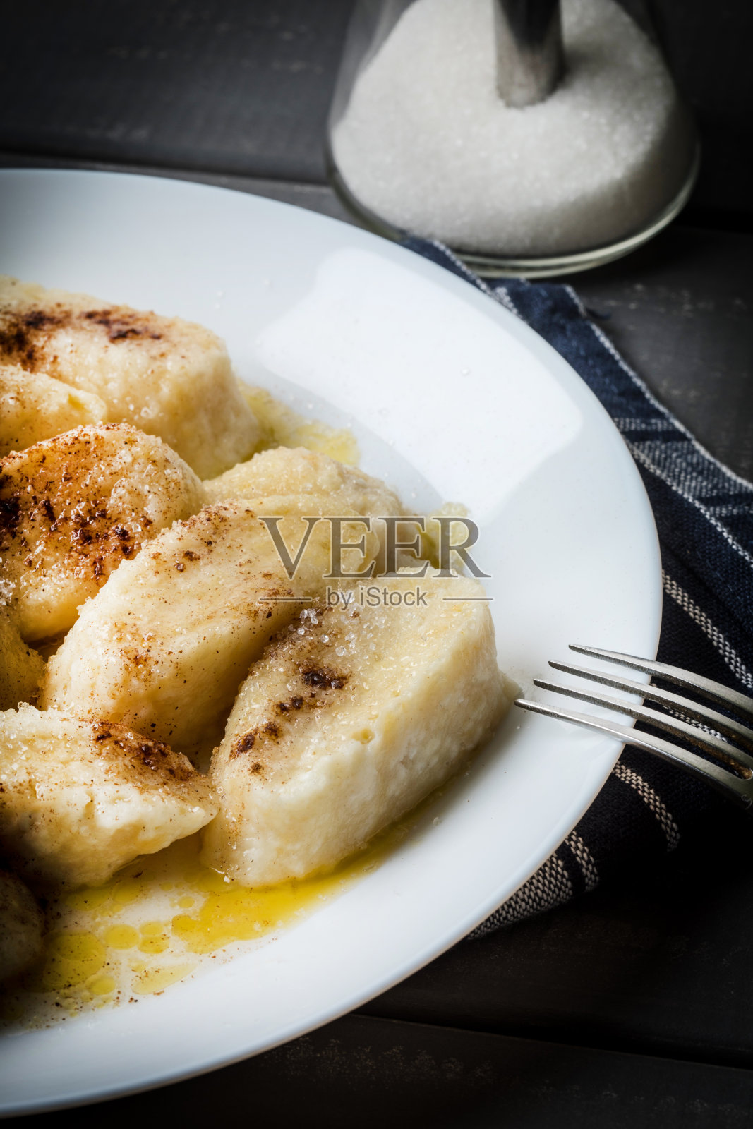 肉桂和糖的懒人饺子。照片摄影图片