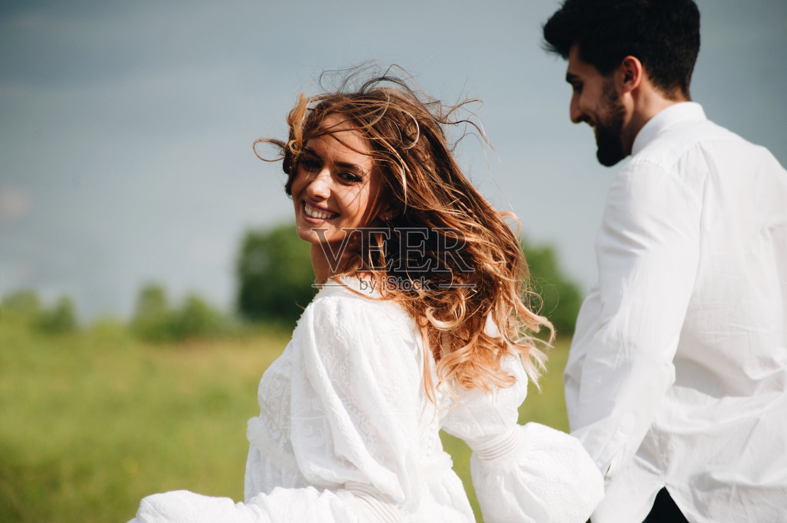 微笑的女人和男人对着天空行走的特写肖像照片摄影图片