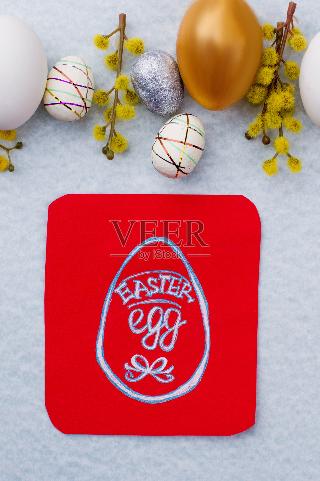 带有复活节彩蛋图案的红牌。照片摄影图片