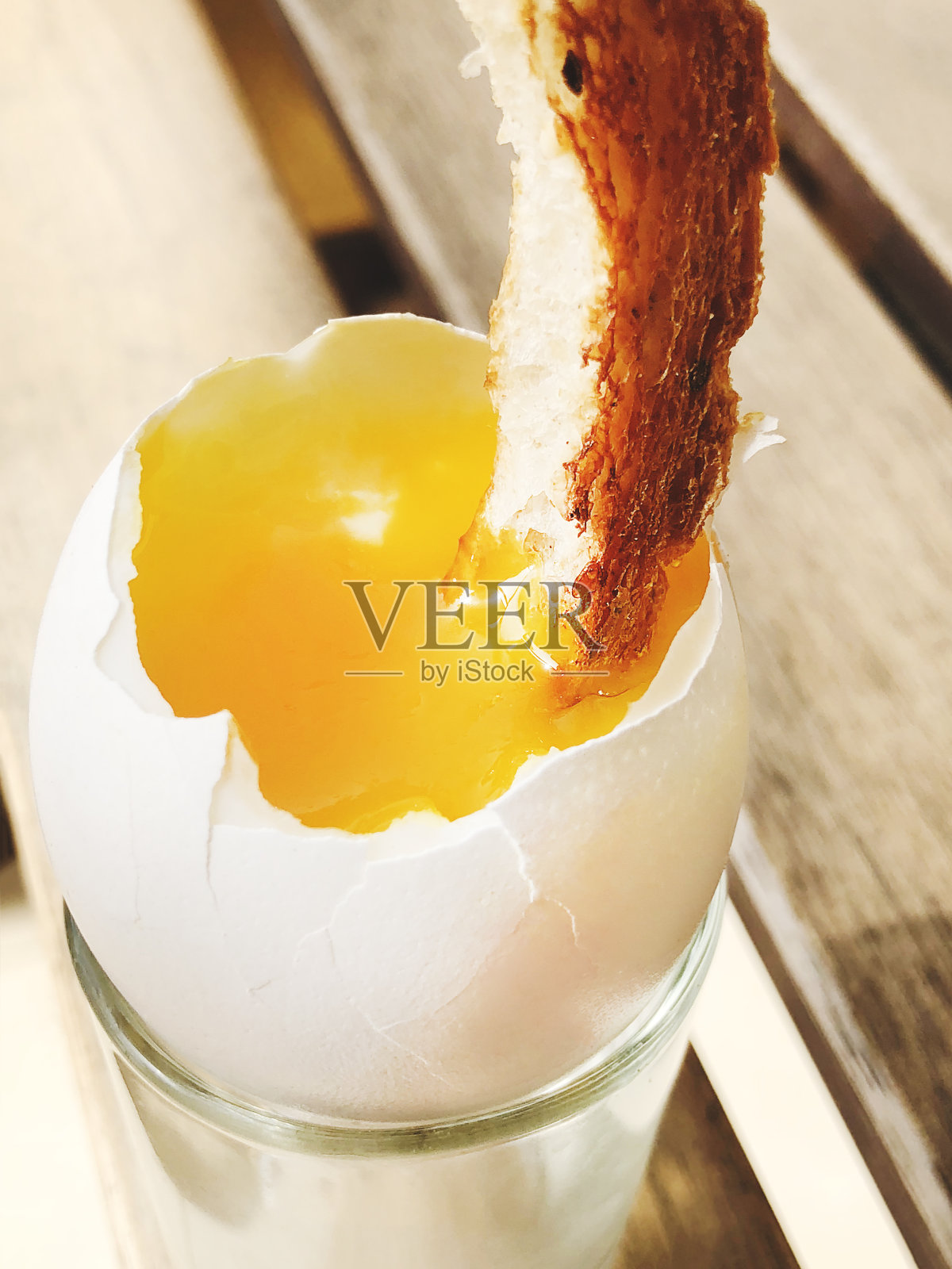 早餐是煮嫩鸡蛋配一片吐司照片摄影图片