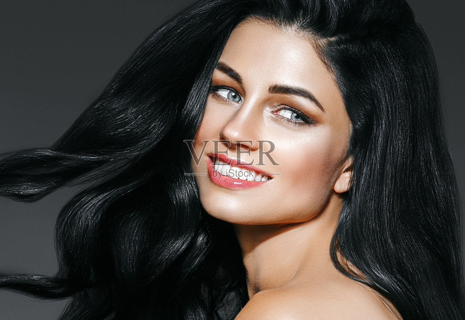 美丽的女人面对工作室肖像。美丽的黑色长发。照片摄影图片