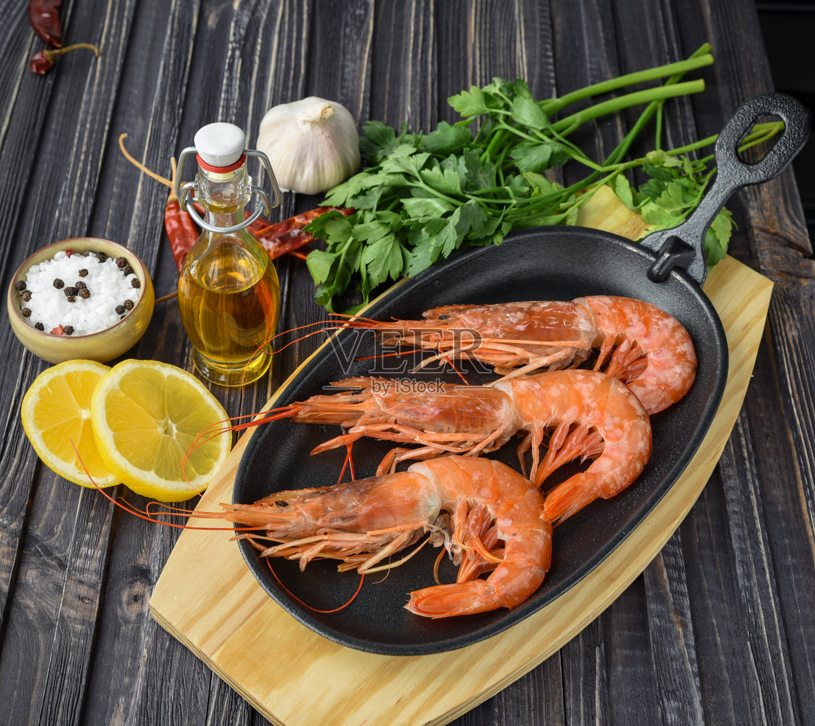 生鲜虾，海螯虾，海鲜，柠檬和香料照片摄影图片