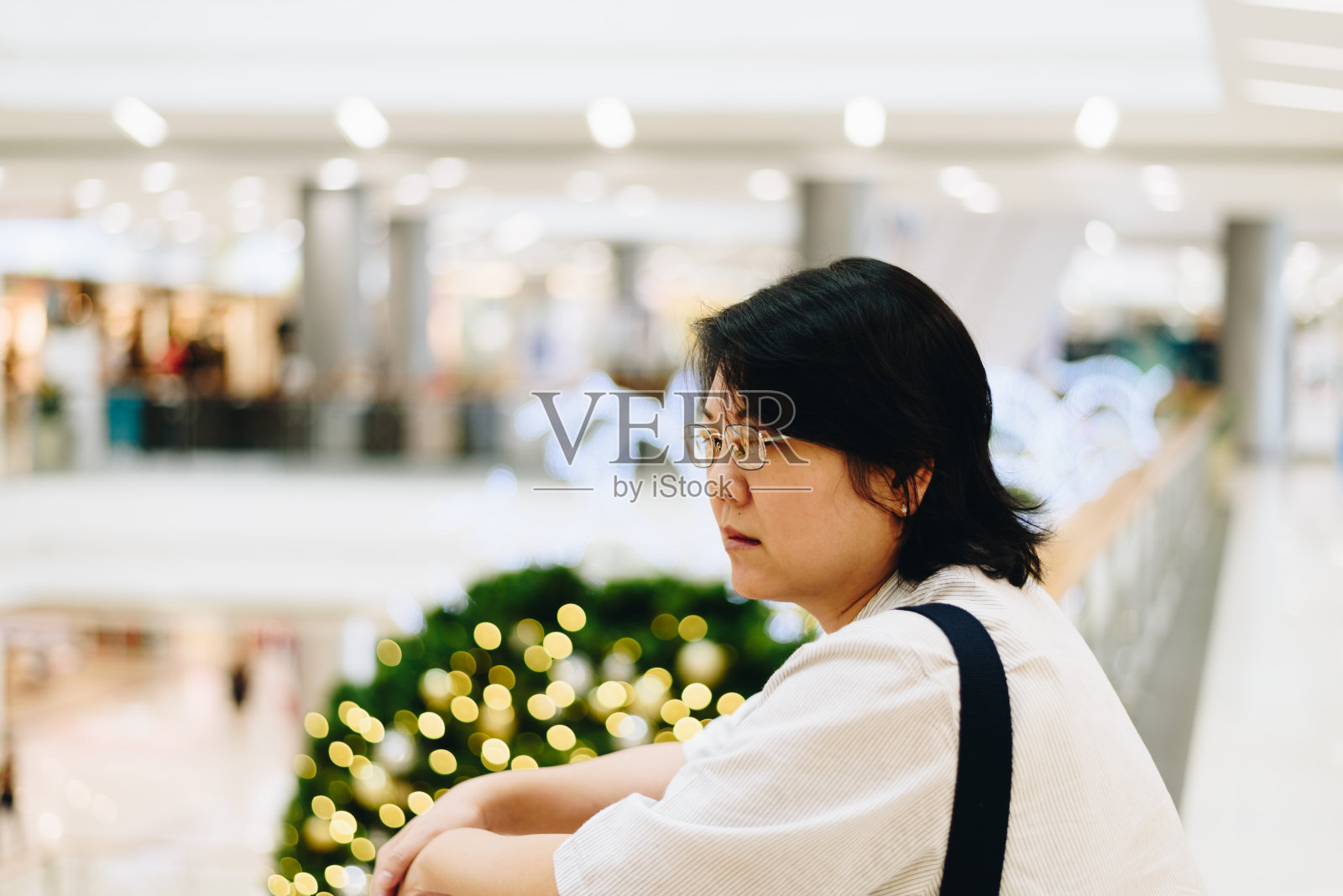 亚洲女人40多岁，白色皮肤在购物中心照片摄影图片