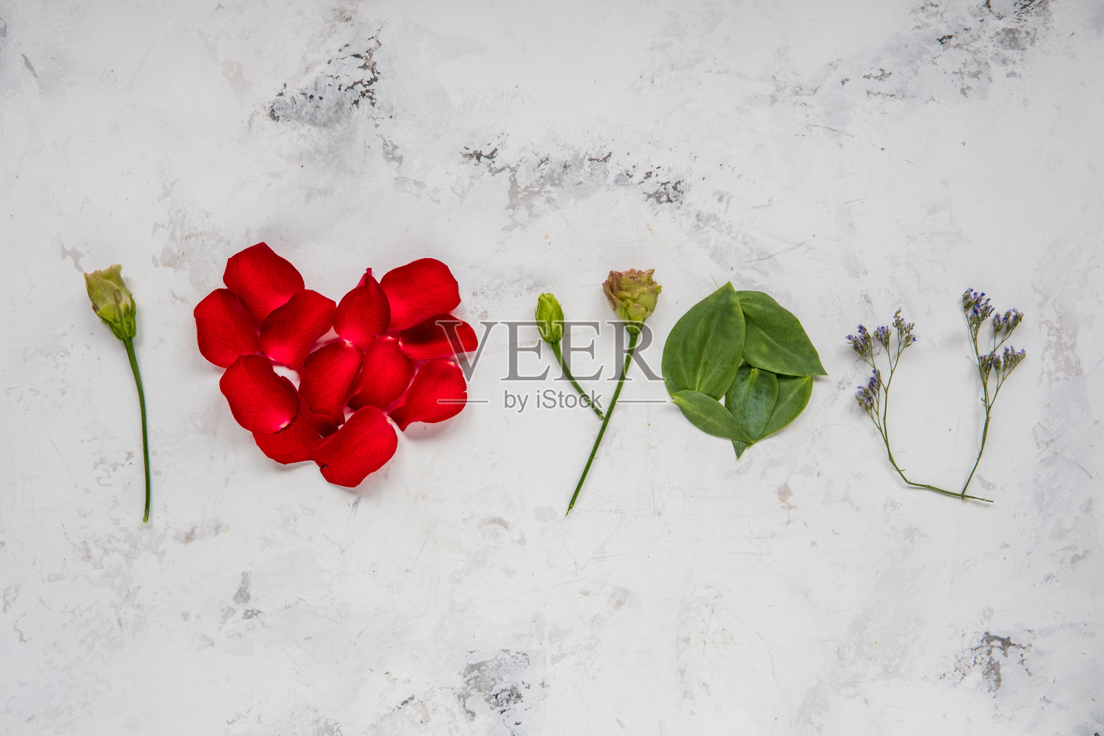 我爱你——用花，花瓣和叶子做成的照片摄影图片