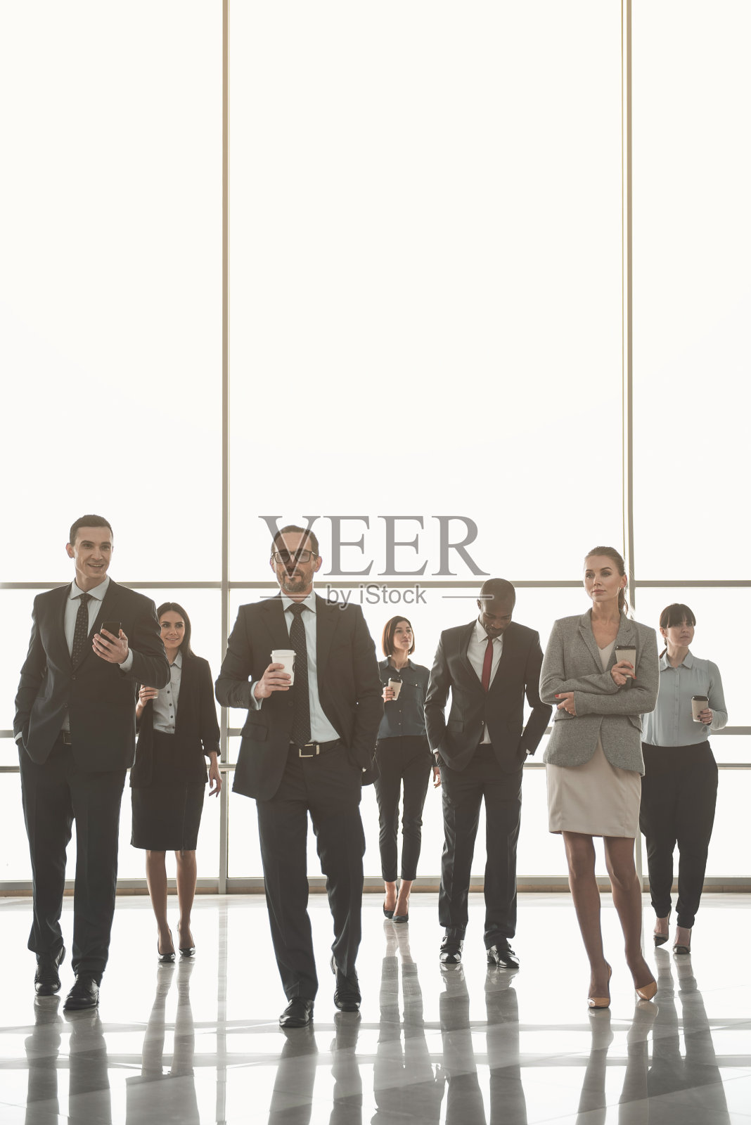 一组工人从休息时间回来照片摄影图片