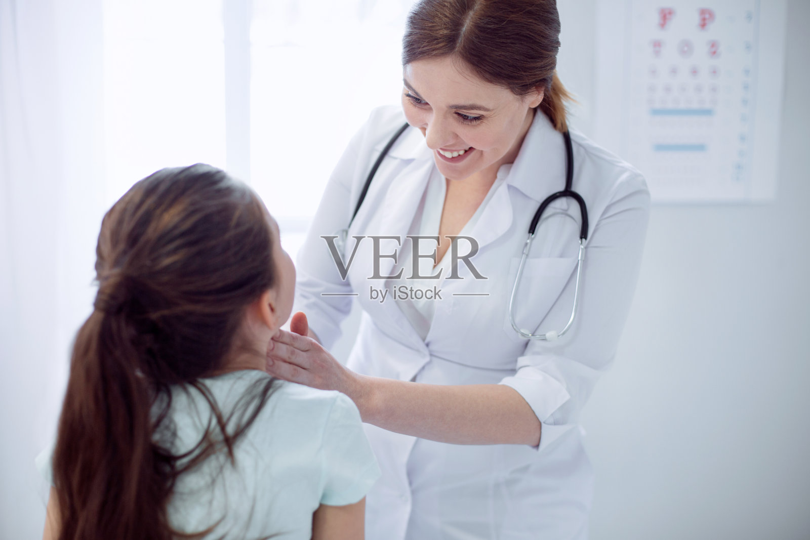 乐观的女医生问女孩关于她的感受照片摄影图片