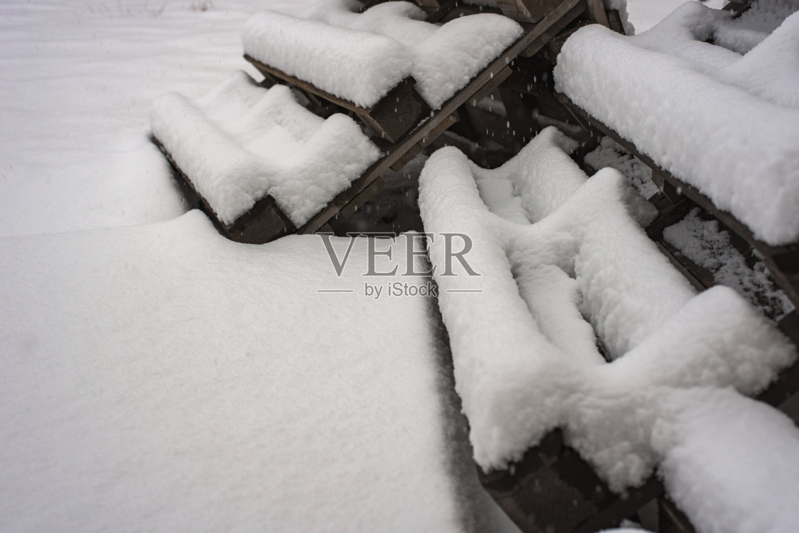 覆盖着积雪的旧木托盘照片摄影图片