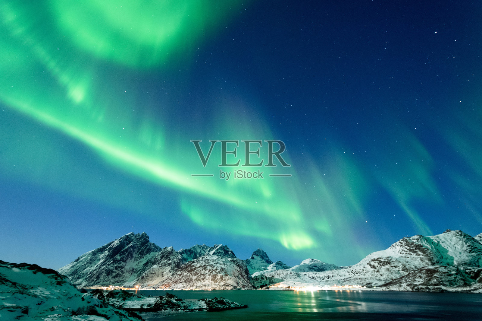 挪威罗浮敦群岛的北极光照片摄影图片