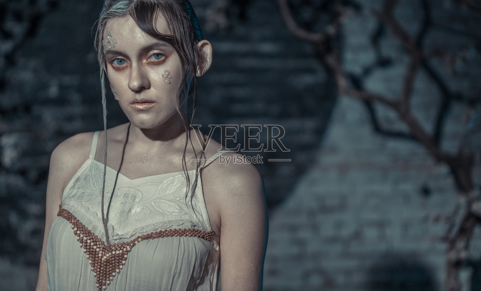 画一个化妆不寻常的奇怪女人照片摄影图片