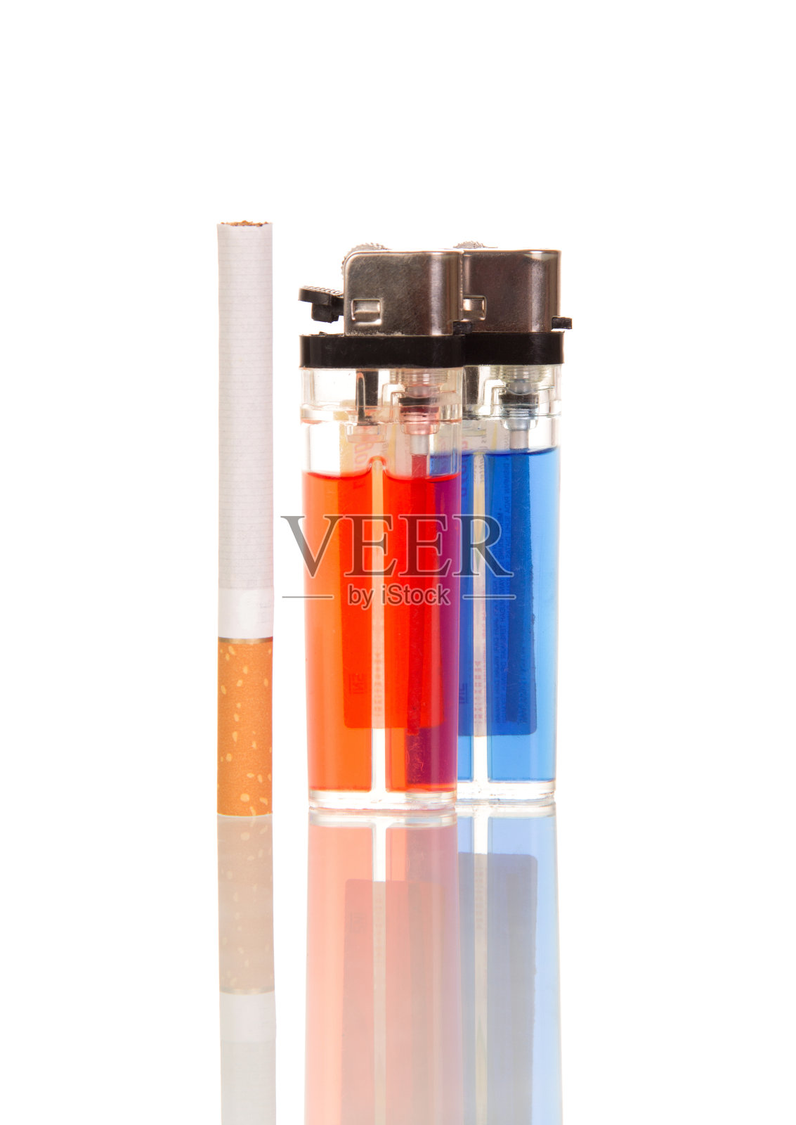 香烟和两个打火机用煤气，隔离上白照片摄影图片