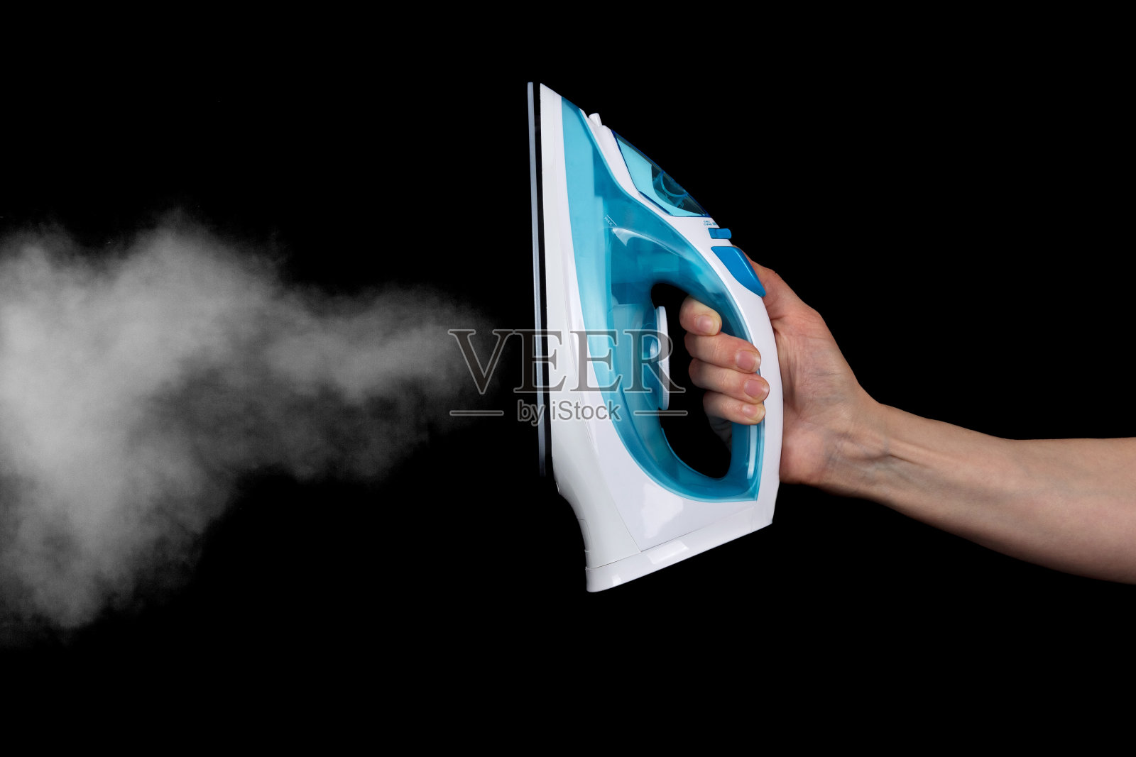 现代电熨斗与蒸汽隔离在黑色照片摄影图片