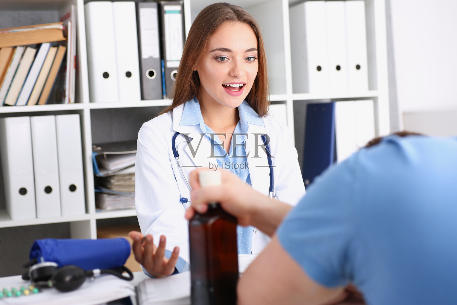 漂亮的女医生和嗜睡的酒鬼照片摄影图片