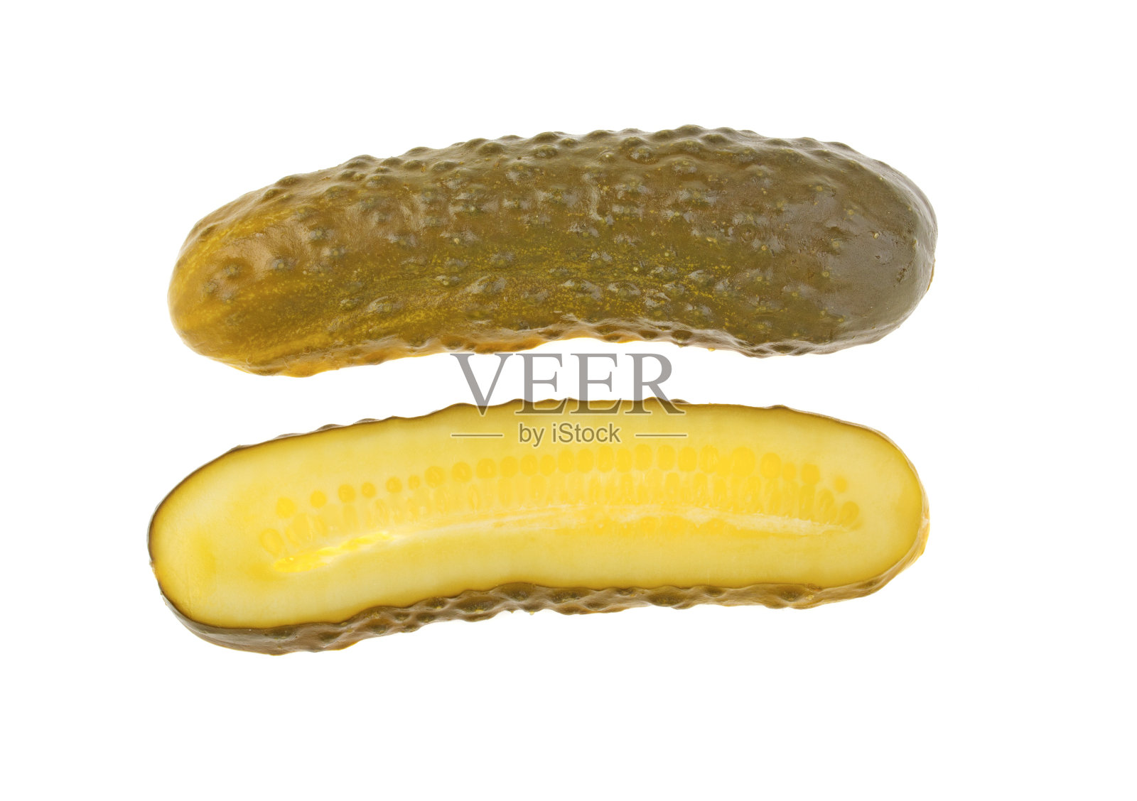 在白色背景上切成两半的腌黄瓜照片摄影图片