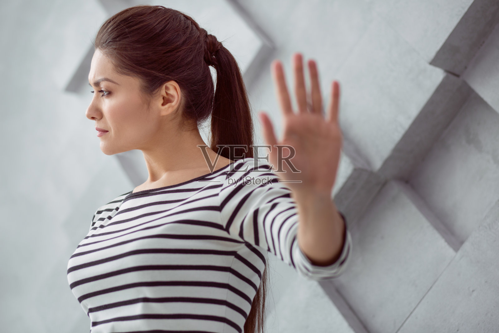 不快乐的女人向你展示她的手照片摄影图片