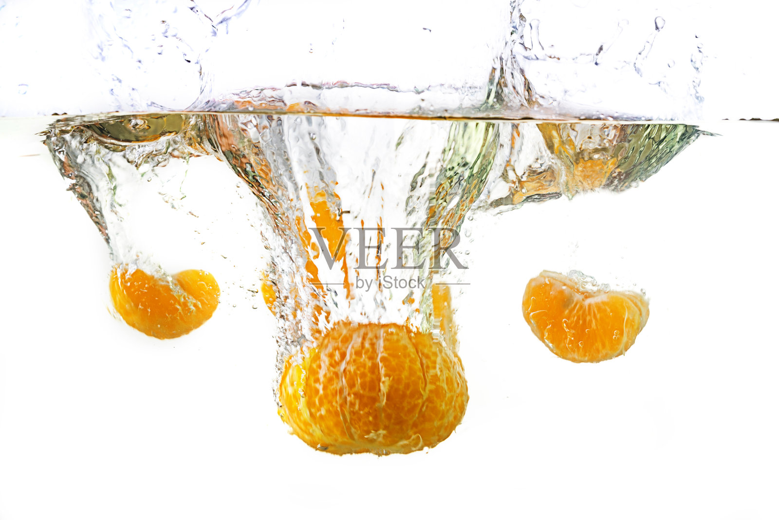 鲜桔落水溅，孤上白花。照片摄影图片