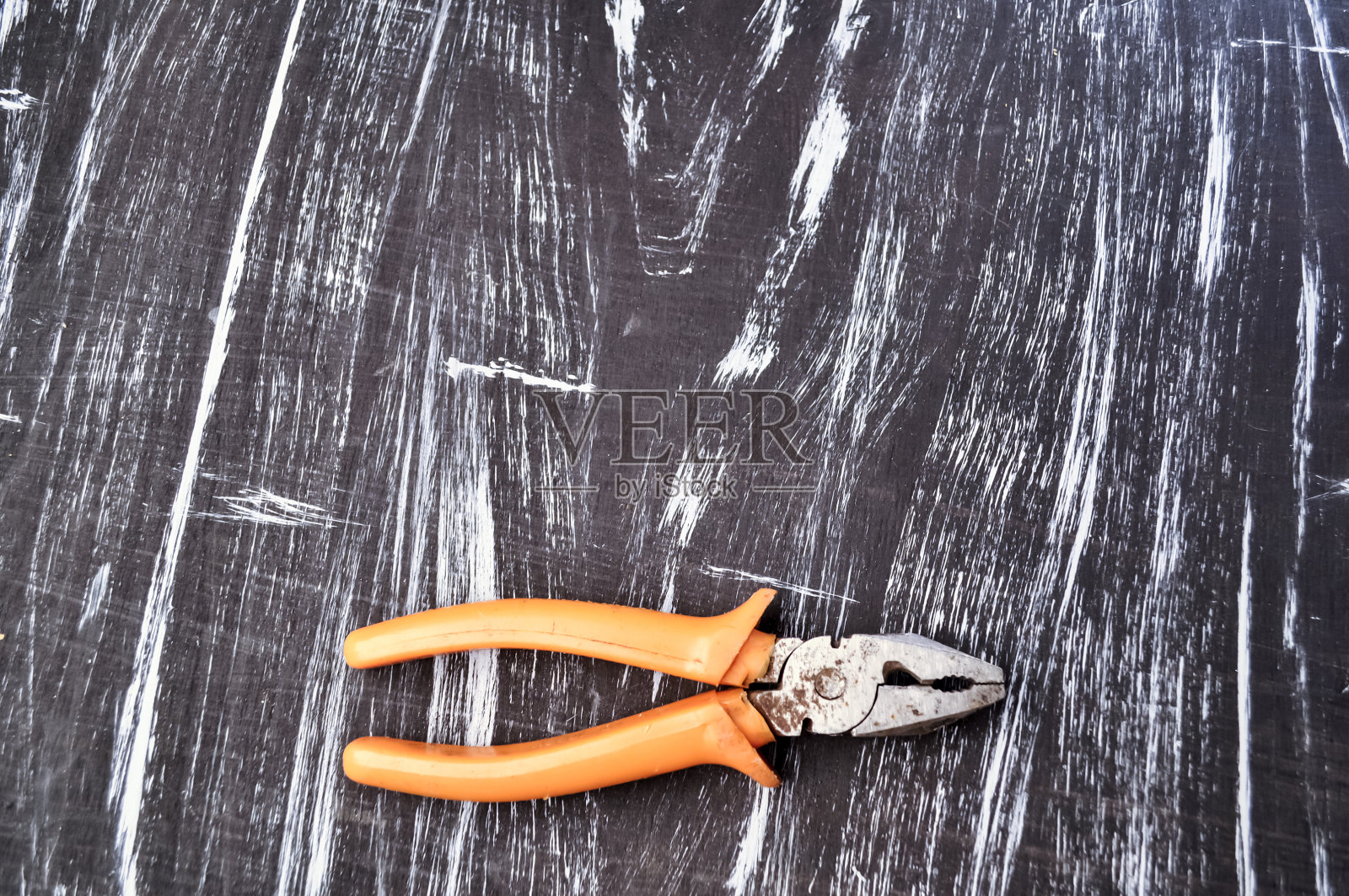 桌子上用于维修工作的钳子照片摄影图片