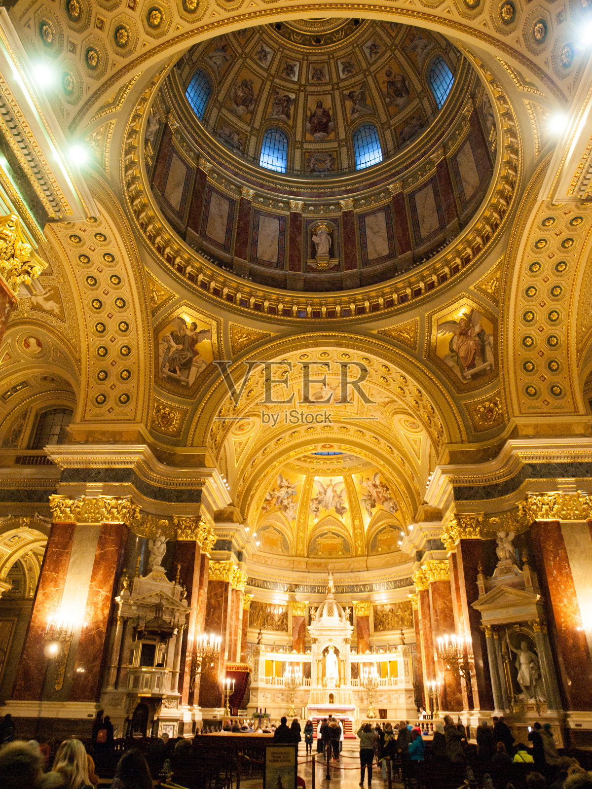 匈牙利布达佩斯，圣史蒂芬大教堂室内彩色的风景如画的圆顶天花板照片摄影图片