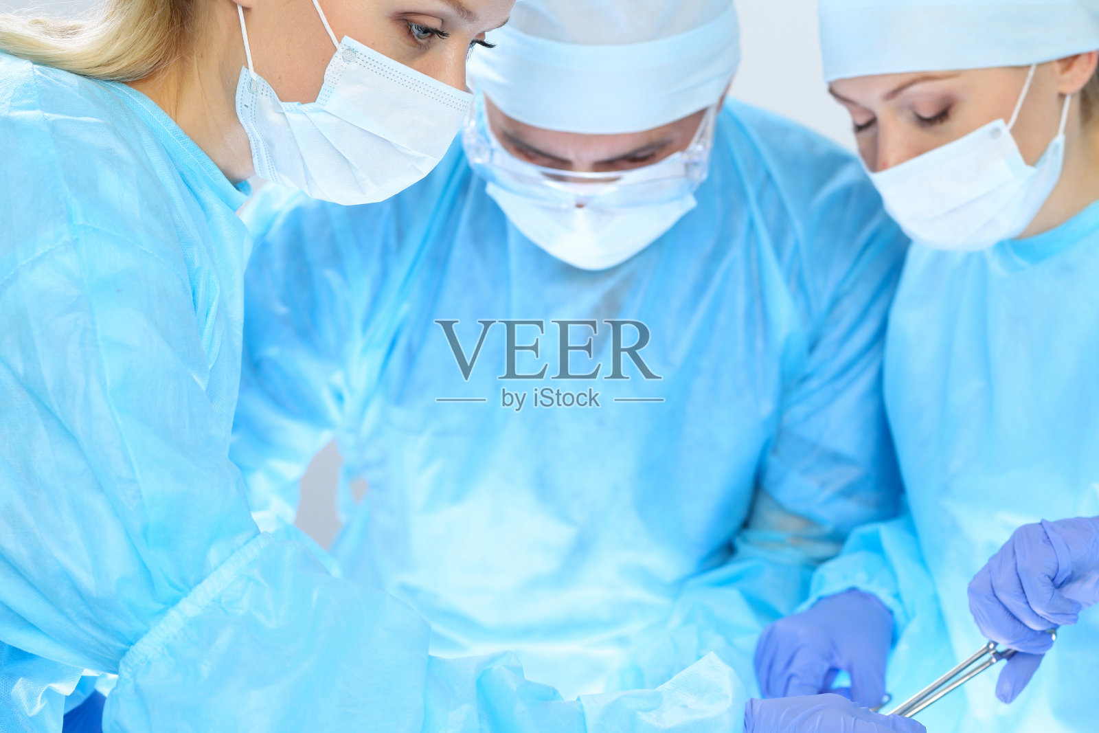 在医院做手术时工作的外科医生。保健和兽医概念照片摄影图片