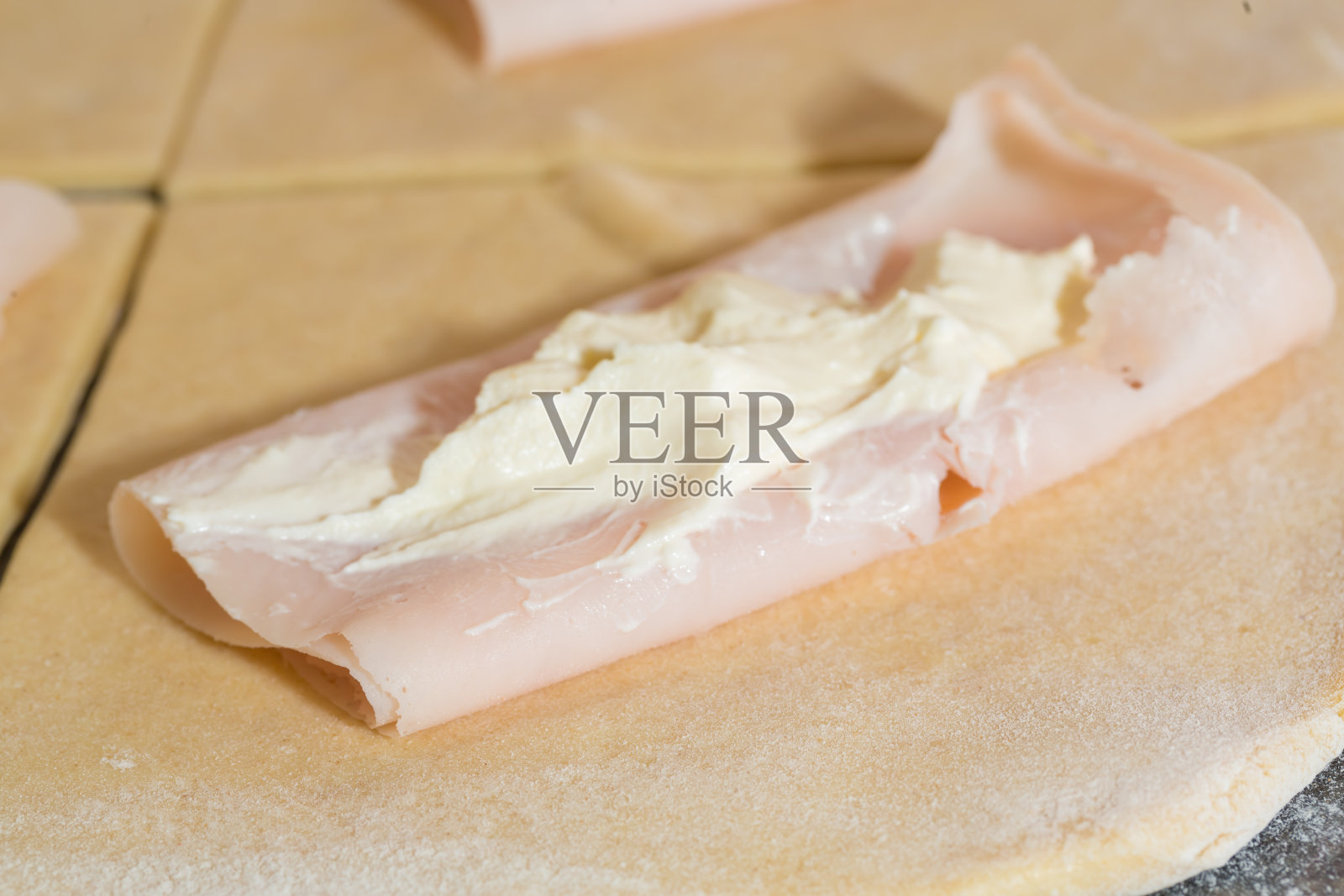 奶油芝士和火腿卷正在准备中照片摄影图片