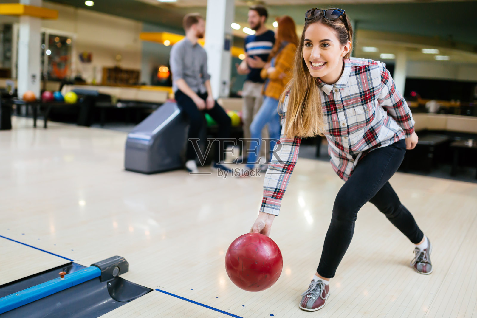 和朋友一起打保龄球的美女照片摄影图片