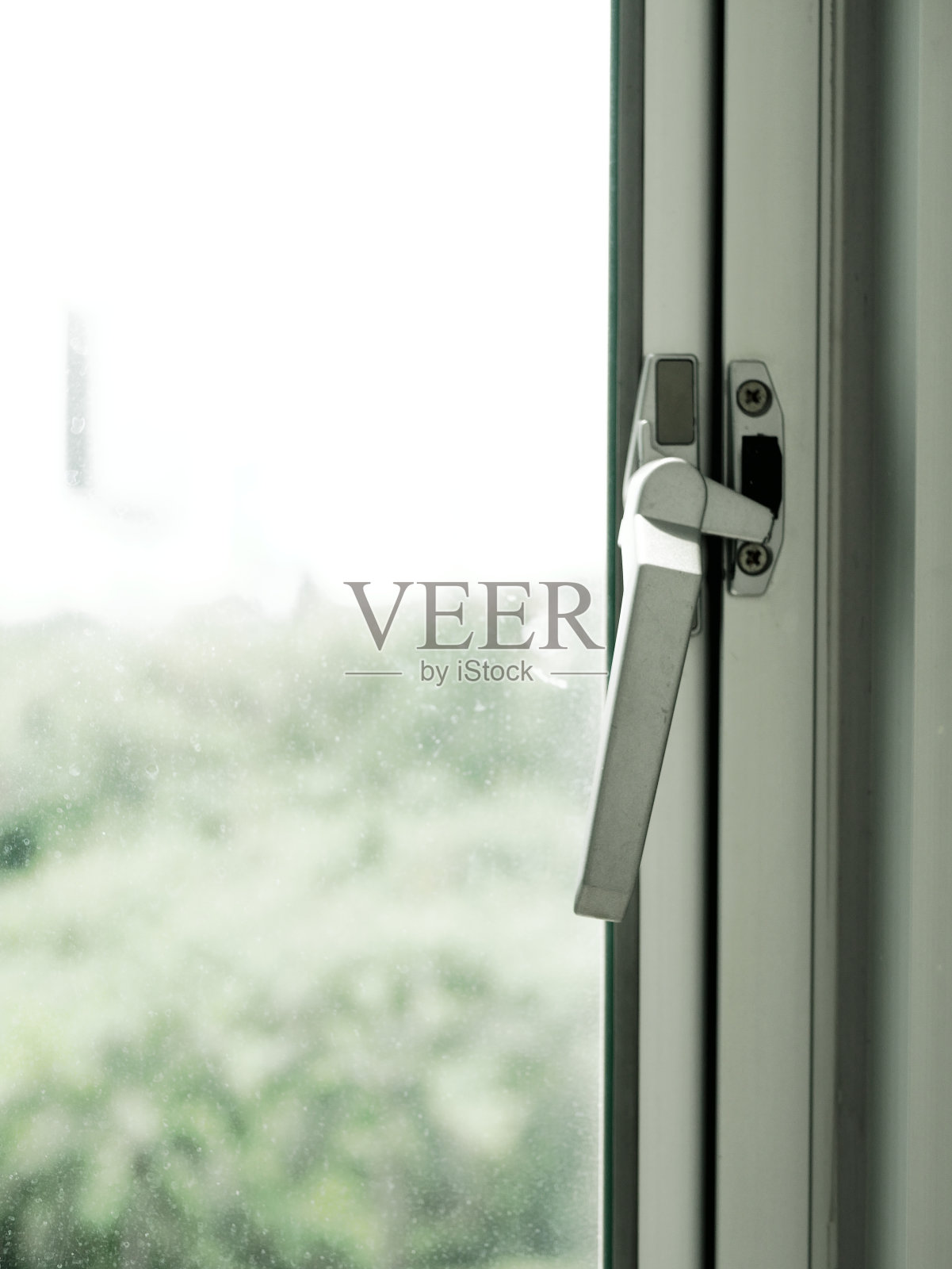 已打开的塑料乙烯窗照片摄影图片