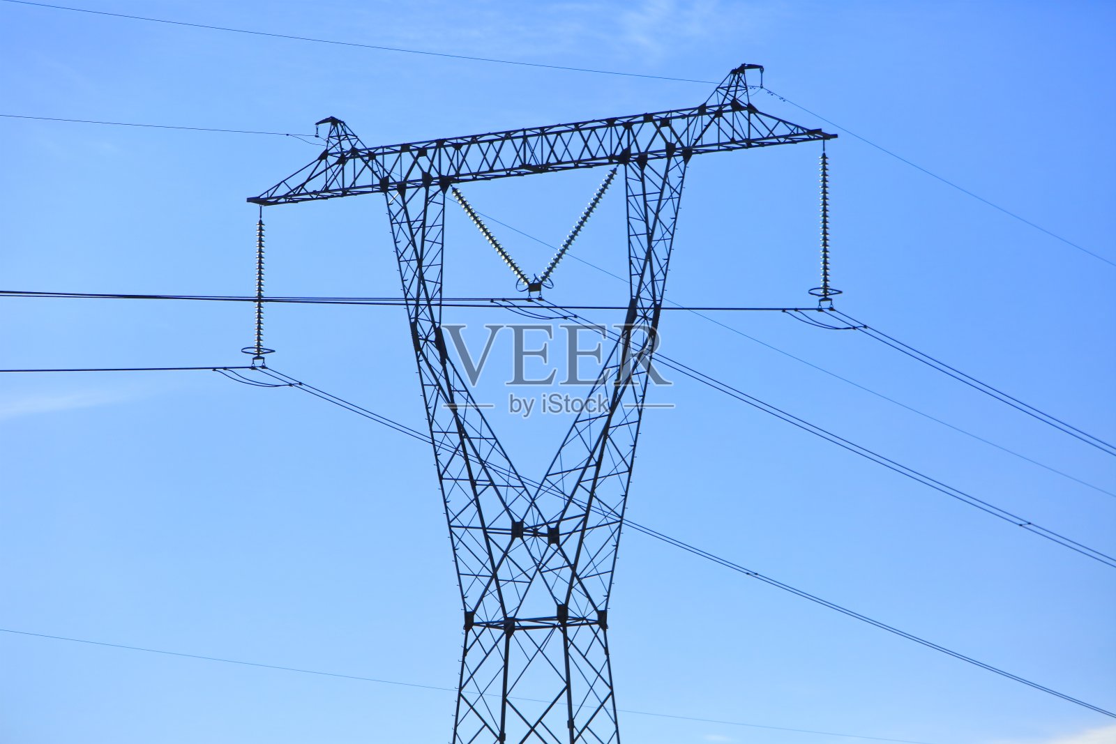 高压电杆设置为多条全线上的折中线之一。照片摄影图片