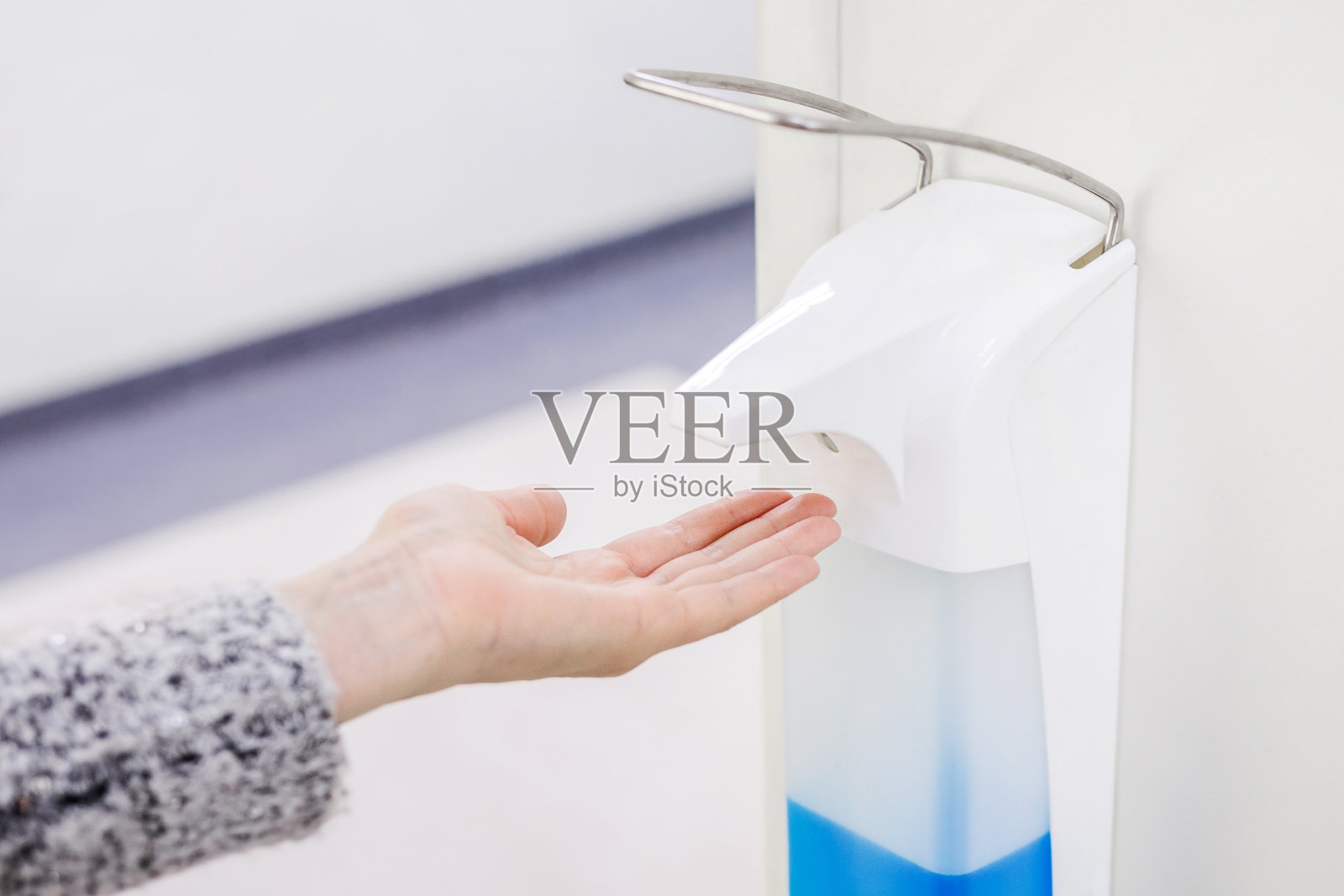 在医疗中心手动消毒。抗菌过程。保健和卫生照片摄影图片