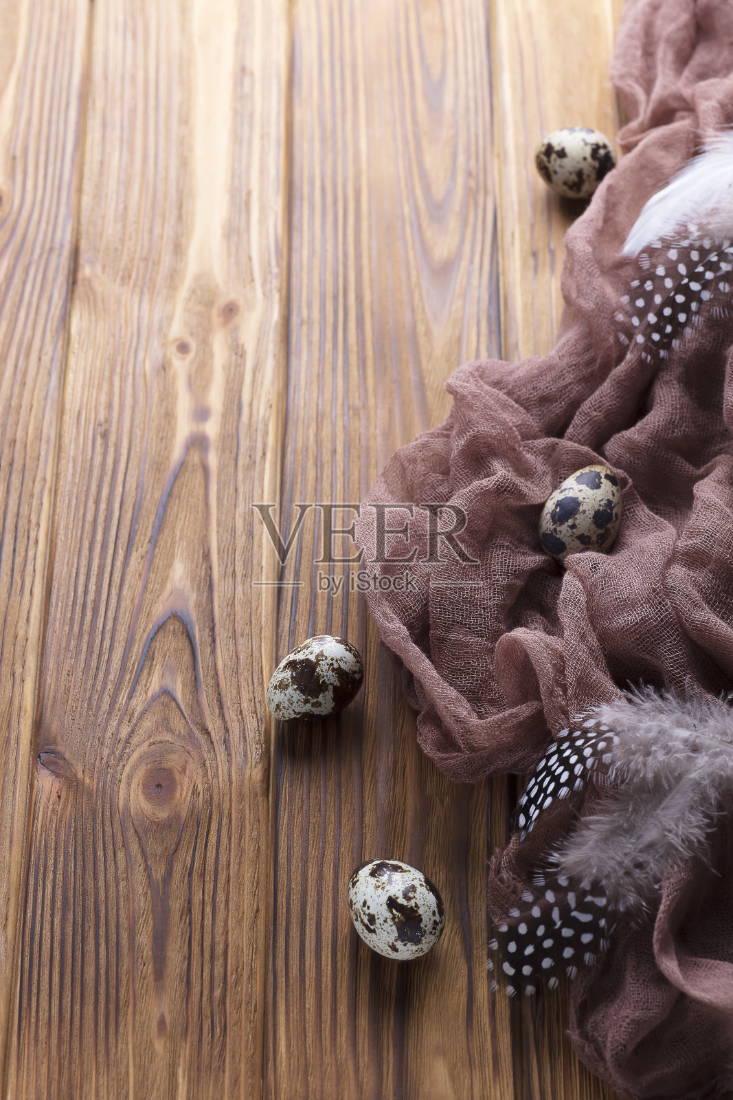 复活节彩蛋与织物在棕色木制木制背景。照片摄影图片