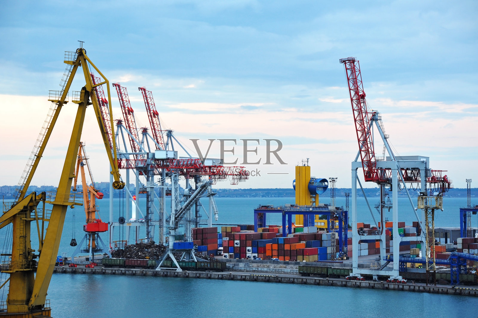 日落时的港口吊货起重机照片摄影图片