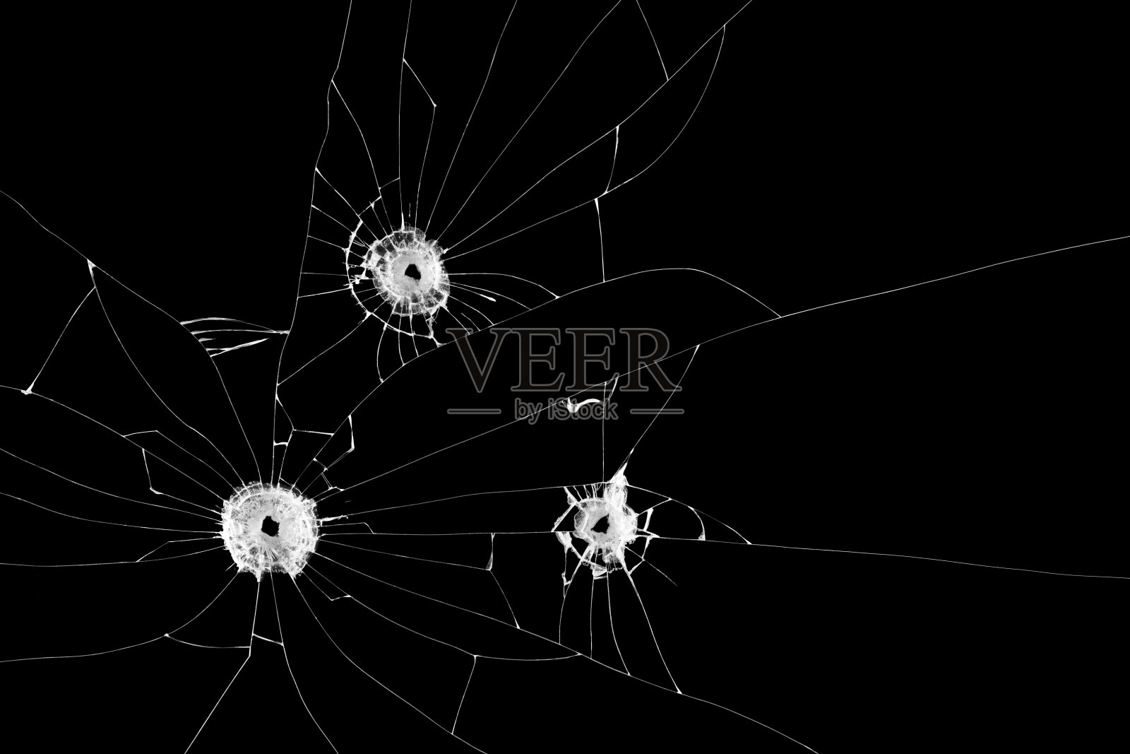 黑色背景下窗户上有三个弹孔。剪下。照片摄影图片