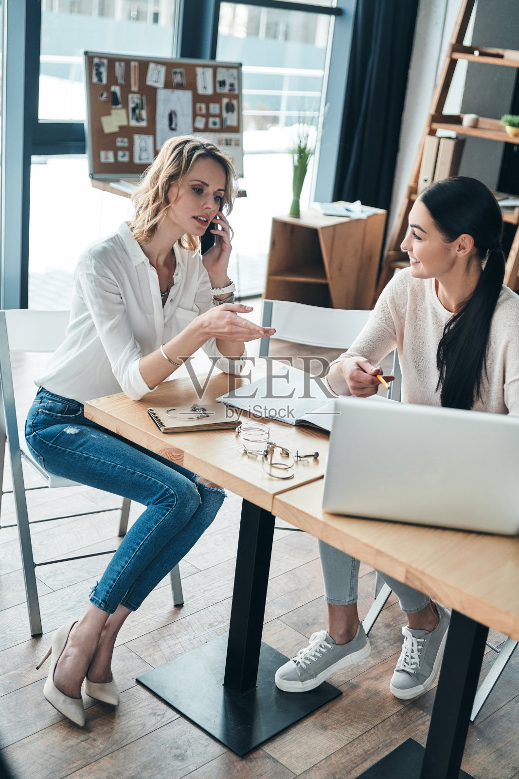 与客户交谈愉快。照片摄影图片