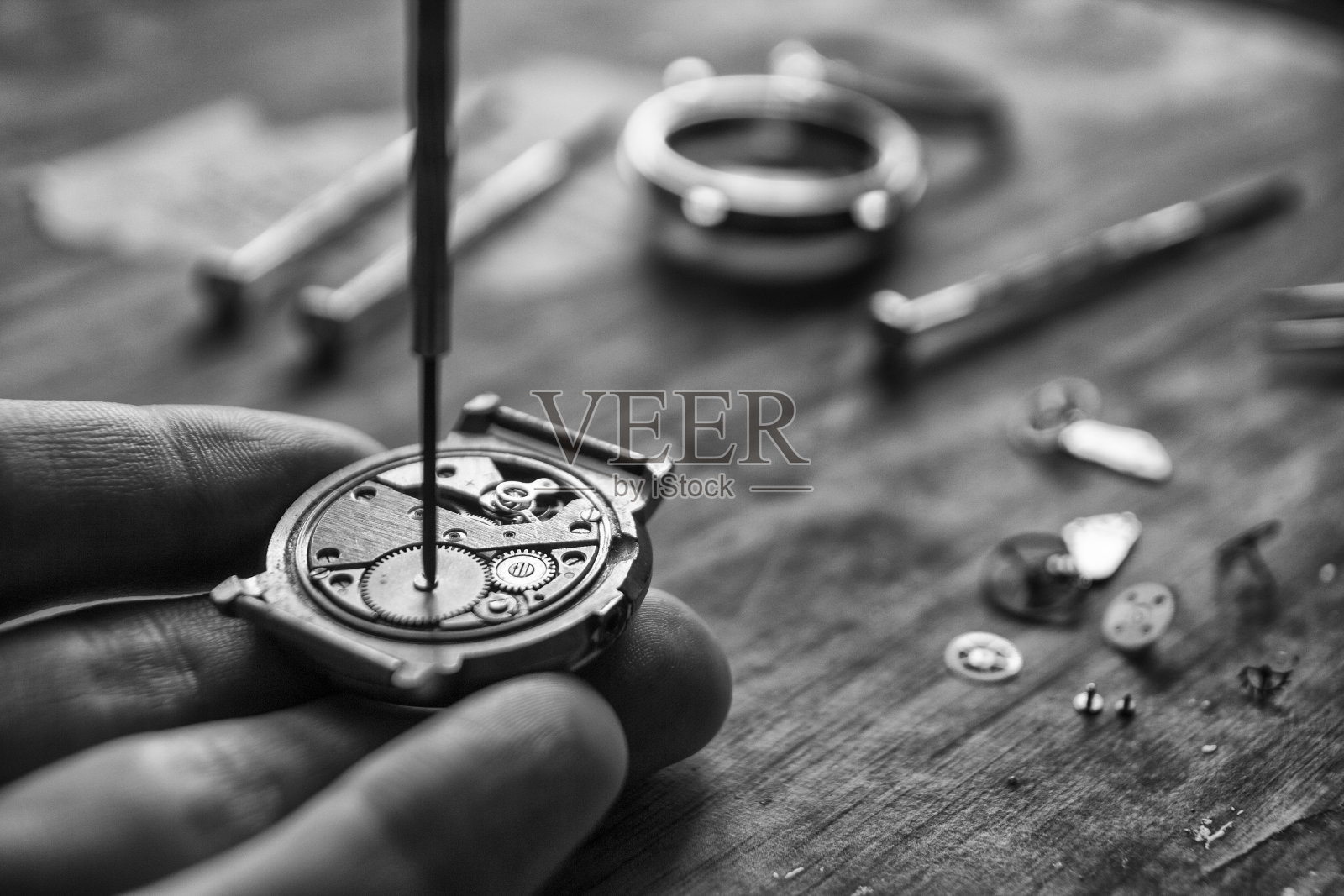 钟表匠正在他的车间里修机械表照片摄影图片